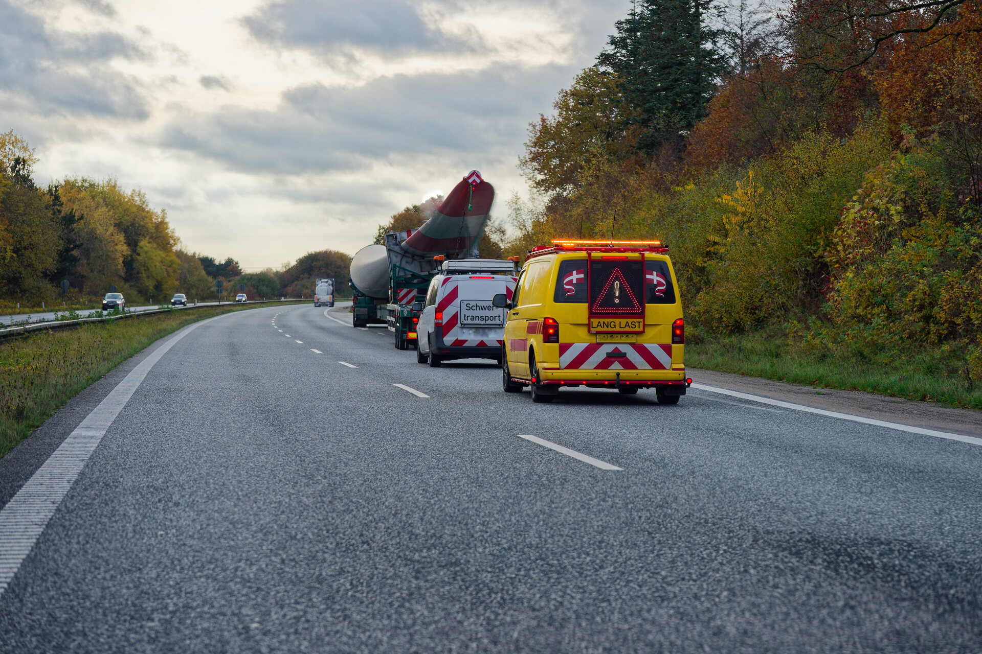 Pojazd zabezpieczający podczas praktycznego pilotażu transportu na drodze
